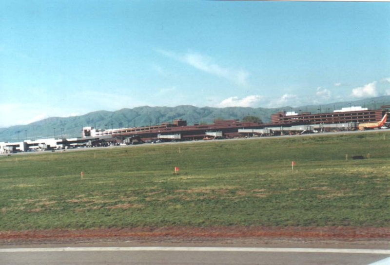 [San José Airport in April 2000]